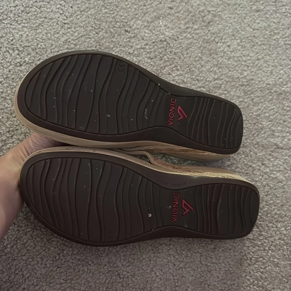 Vionic Women's Beige Sandals size 8